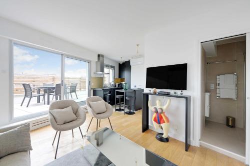 A C 2P apartment with terrace and view of Paris - image 9