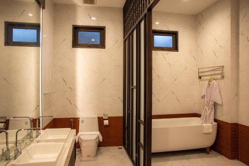 room detail thumbnail 2