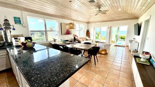 8 Bedroom Ocean Front in Eleuthera Double Bay with pool in Norspalmeto Pointa