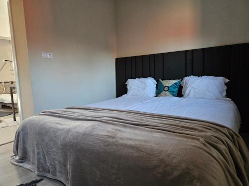 . Jois Apartments Periam