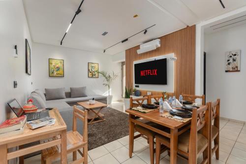 Modern 2BR Condo 10min from beach and Souk – khách sạn tại El Houda