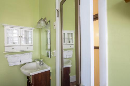 Petite Single Room image 1