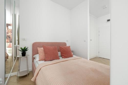 Premium & Elegance Apartments with Pool by Noclegi Renters - image 2