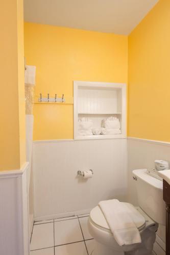 Queen Room image 9