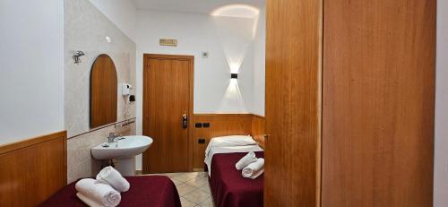 Hotel Zara Room Type - Twin Room with Shared Bathroom
