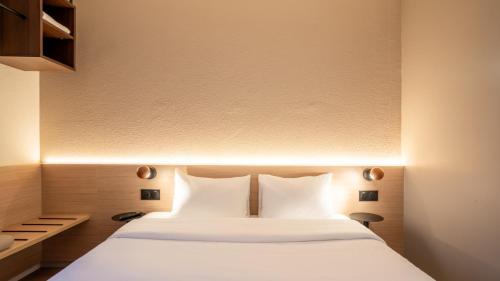 Kyriad ECO - Suresnes - La Défense Room Type - Standard Queen Room