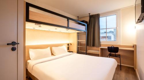 Kyriad ECO - Suresnes - La Défense Room Type - Standard Room with One Queen Bed and One Bunk Bed Kyriad ECO - Suresnes - La Défense Room Type - Standard Room with One Queen Bed and One Bunk Bed