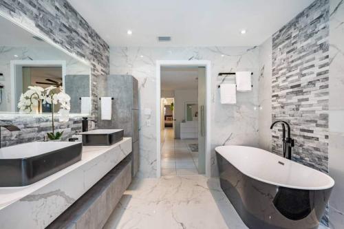 Fox Private Resort-heated Pool, Spa-downtown&beach in Fort Lauderdale, USA
