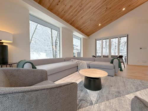 Chalet Hikaru - A Light-Filled Luxury Retreat 4BR