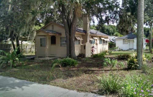 1 Beige Cozy Bungalow or 1 White Cozy Efficiency Cottage in Titusville in Titusville, USA