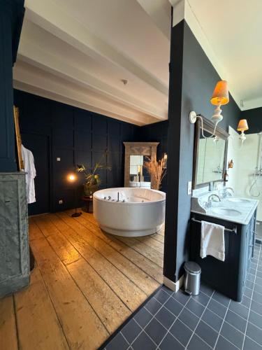room detail thumbnail 2