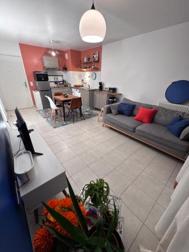 Small 2 room cocoon in a luxury building in Lognes