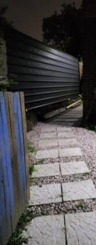 Cabaña de 2 pisos al fondo con entrada y patio independiente