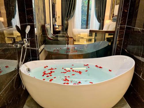 Hot tub, Royal Hotel Ha Noi in Thanh Tri