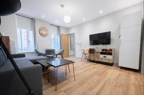 Central Mayfair 1 Bedroom Apartments 33SGG no lift - image 6