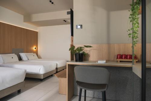 1 king bed, 1 twin bed
