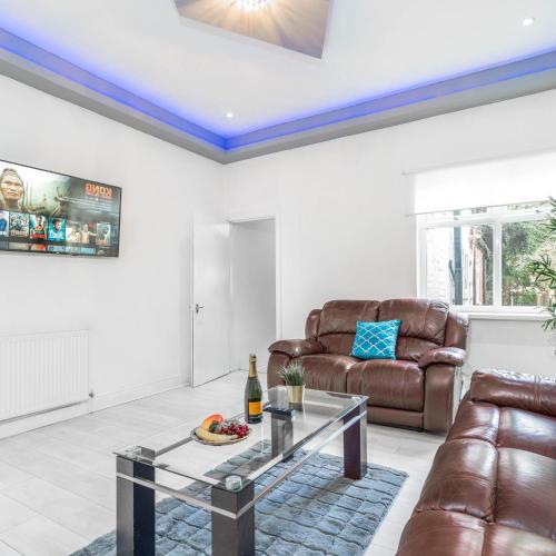 Spacious Five Bed House - Parking - Sleeps 13 - Terrace - Netflix Wi-Fi 974PS gîte à louer Bournville