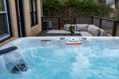 Das 406 Gasthaus, Walk to Main, Hot tub, Game Room in Fredericksburg, USA