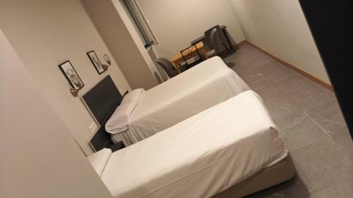 1 queen bed, 1 twin bed