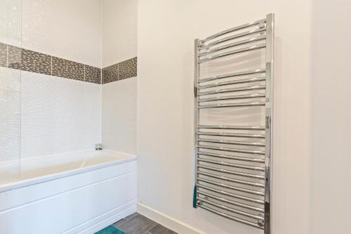 Modern 2-Bed Apartment - Mailbox, BHX Station, Bullring - Free Parking & Central Location, Birmingham (photo 8)