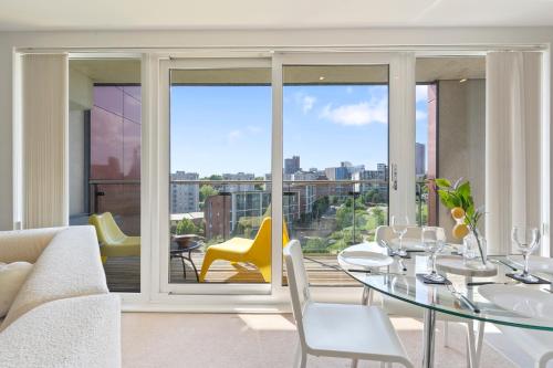 Modern 2-Bed Apartment - Mailbox, BHX Station, Bullring - Free Parking & Central Location, Birmingham (photo 4)