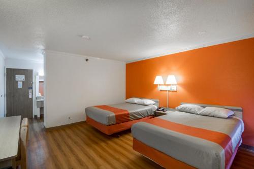3 queen beds