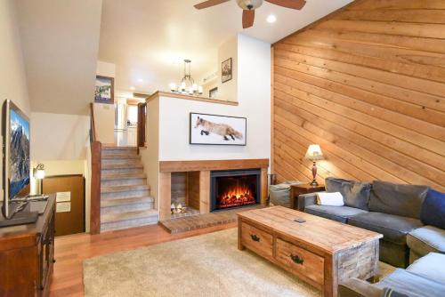 Winterpoint Snowbound Townhome - Walk to Town/Slopes in Four O'Clock