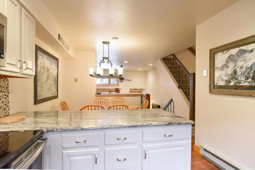 Winterpoint Snowbound Townhome - Walk to Town/Slopes in Four O'Clock