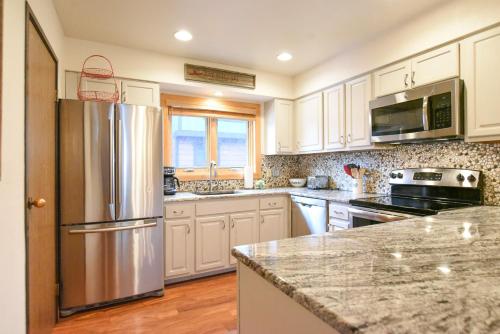 Winterpoint Snowbound Townhome - Walk to Town/Slopes in Four O'Clock