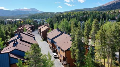 Winterpoint Snowbound Townhome - Walk to Town/Slopes in Four O'Clock