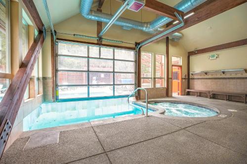 Winterpoint Snowbound Townhome - Walk to Town/Slopes in Four O'Clock