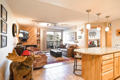 Trails End Moose Haven Condo - Ski In/Out, Walk to Town – khách sạn tại Four O'Clock