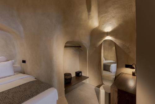 Caldera's Dream Cave House with hot tub & sea view - image 2