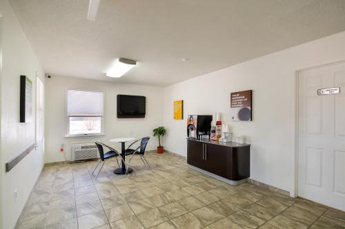 Лобби, Motel 6 Charles Town, WV in Чарльз Таун (Западная Виргиния)