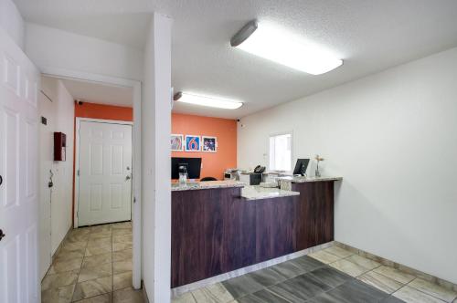 Лобби, Motel 6 Charles Town, WV in Чарльз Таун (Западная Виргиния)