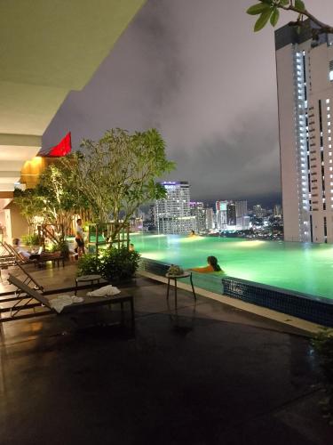 majestic residence klcc rooftop pool - main image