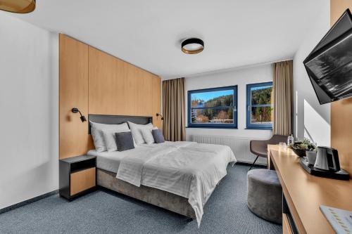 1 queen bed, 2 sofa beds