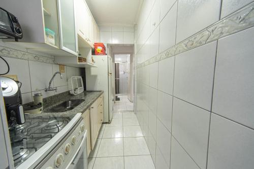 kuhinja, Apto com Wi Fi e Garagem a 240 metros da Praia in Ponta da Praia