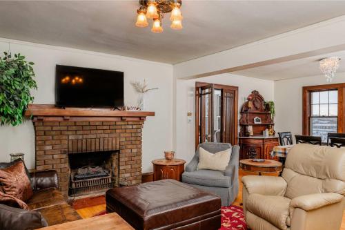 . Brick River Escape 1909 Historic Home
