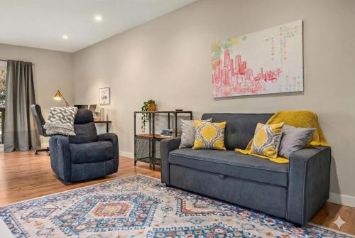 Comfy, Cozy, Central Calgary, 2BR and 1BTH – khách sạn tại Tây Bắc Calgary