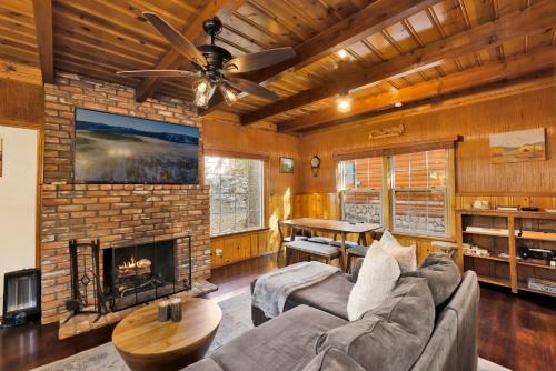 Silvertip pines #2335 in Big Bear Lake, USA