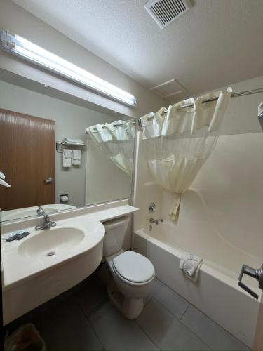 Americas Best Value Inn and Suites Ada - image 12