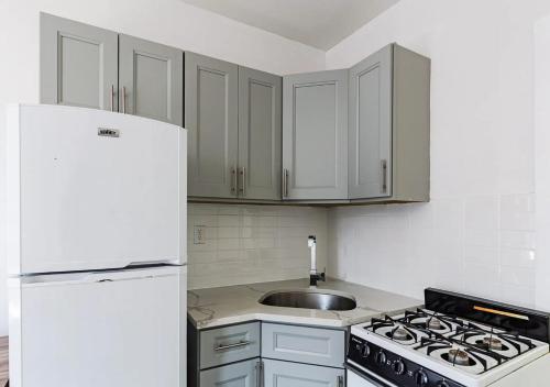 Cozy Studio! Steps to Central Park & Upper E Side! June To Aug 90 Days Stay Required - image 4