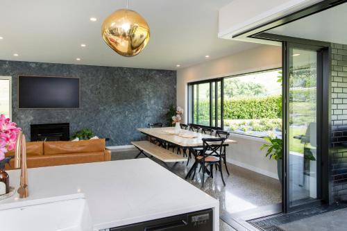 Spacious 5 Bed Home 2 Mins to Beach in Gisborne