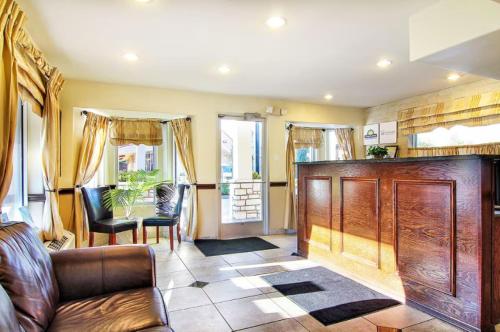 Лобби, Days Inn by Wyndham Market Center Dallas in Стеммонс-Корридор