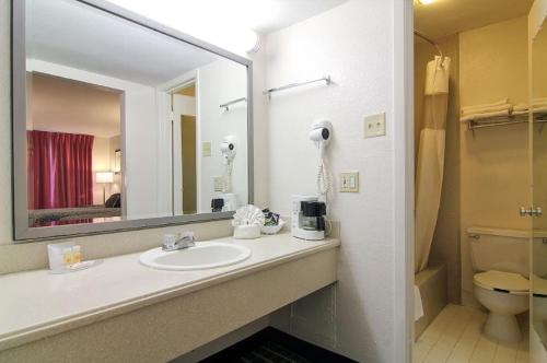 Days Inn by Wyndham Market Center Dallas Love Field - image 11