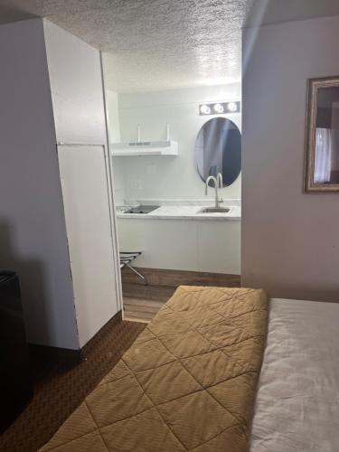 Prospector Motor Lodge - image 14