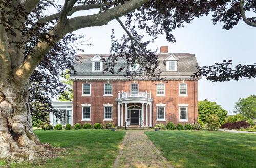 Exterior view, Inn at Ocean Avenue in New London (CT)