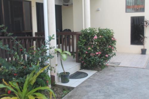 シャリニ ガーデン ホテル & アパートメンツ