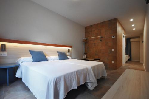 4 twin beds